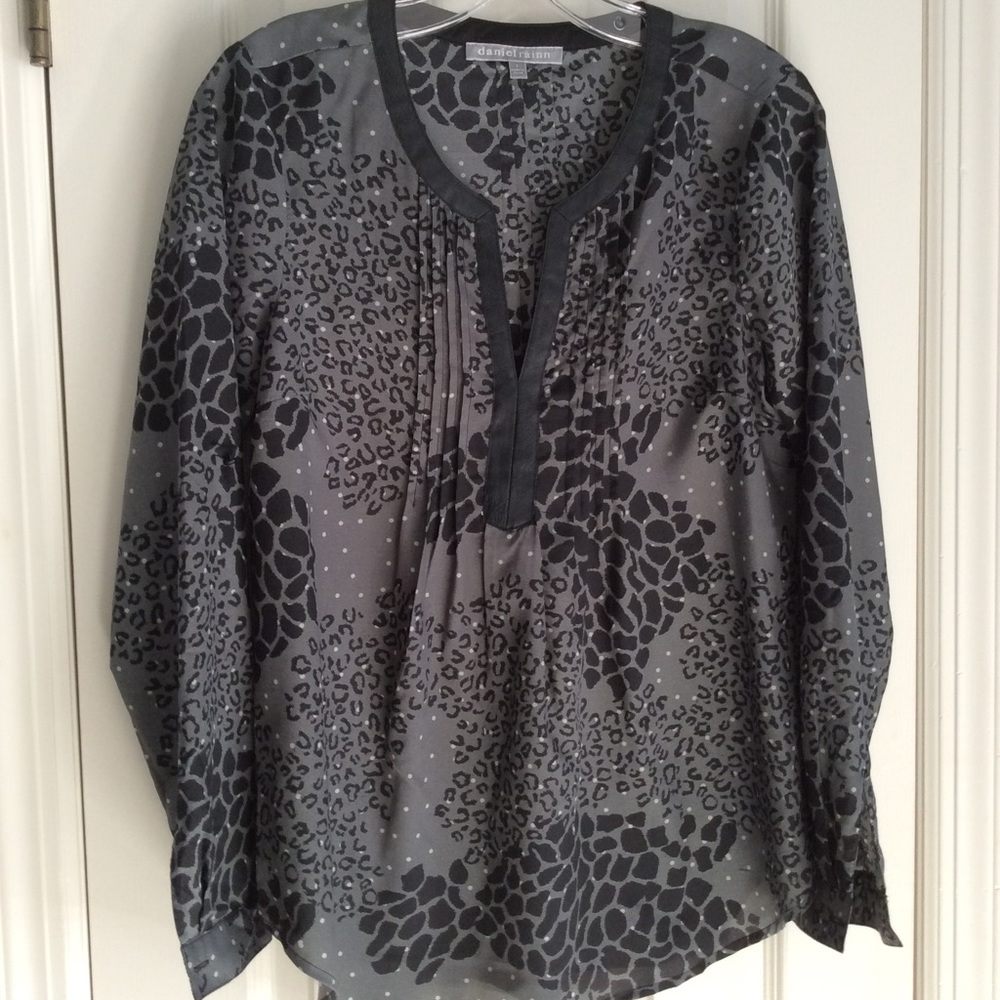 🌟NWOT Daniel Rainn grey leopard top Sz S